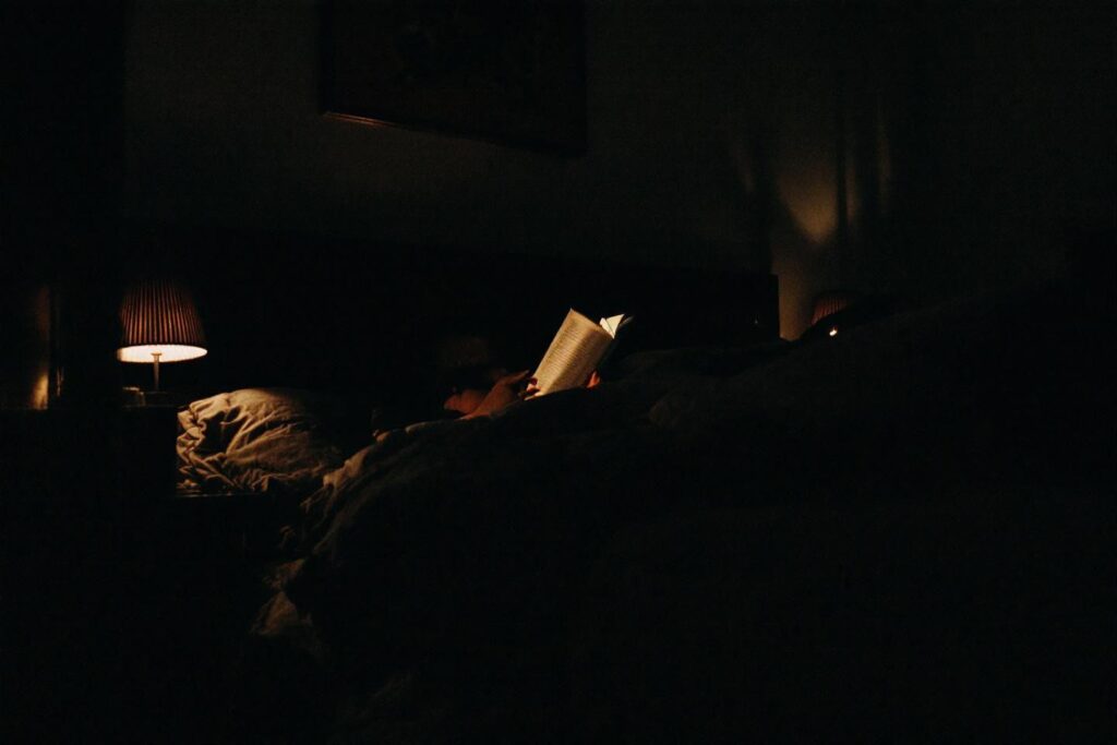 Quelle routine du soir adopter pour mieux dormir sans écran ?